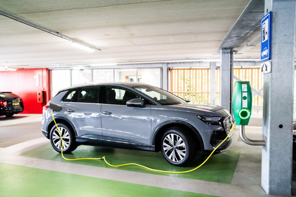 elektrische auto in parkeergarage